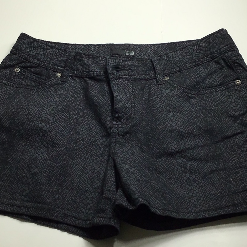 🌼3/$13🌼BUNDLE DEAL! a.n.a Black Snake Skin Print Short - Picture 9 of 9